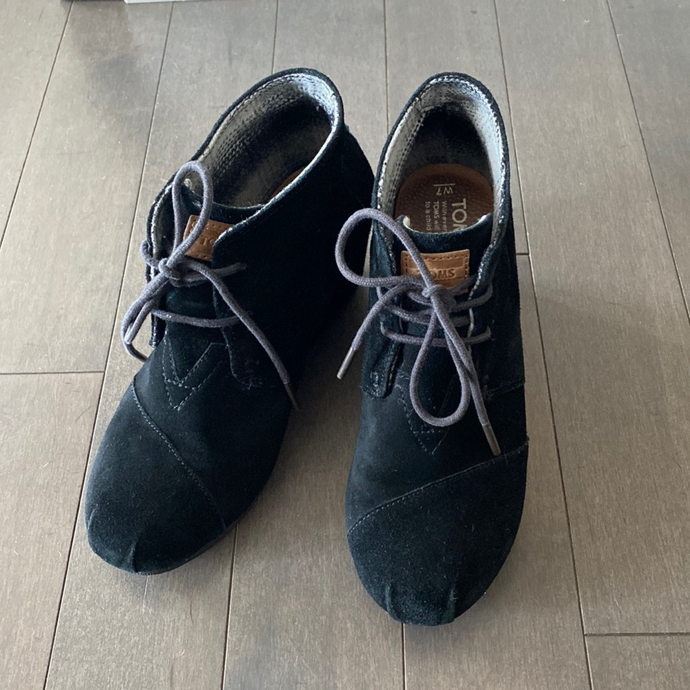 Toms size 7 black suede wedge booties